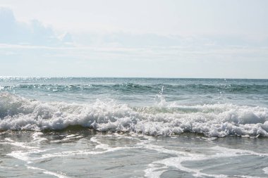 Deniz dalgaları. Su sıçramaları. Doğa renkleri arka plan