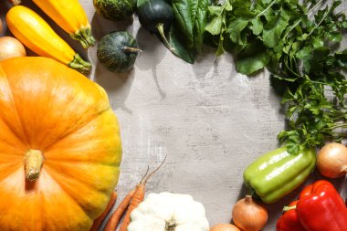 Sera. Eskipli arka plan fotoğrafında sebze çerçevesi