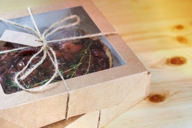 El yapımı kek bir el işi kutusunda paketlenmiş. Ekolojik paket kavramı