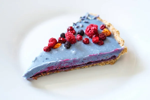 Rebanada de pastel casero decorado con bayas secas congeladas — Foto de Stock