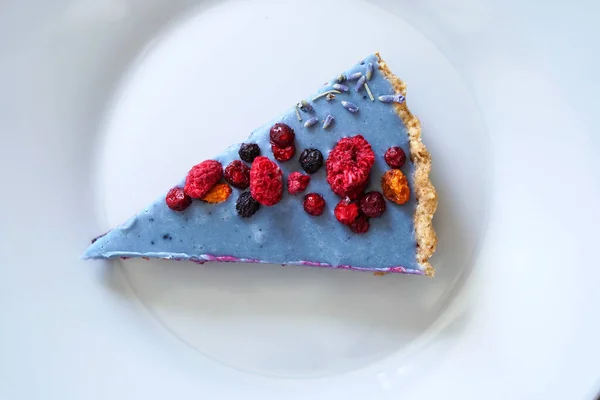 Slice of homemade cake decorated with freeze- dried berries — Stock Photo, Image