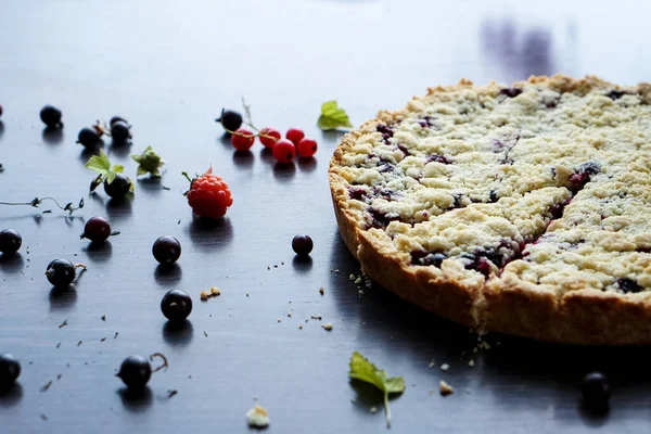 Homemade shortbread berry pie with a slice cut off. Summer receipts — Stock Photo, Image