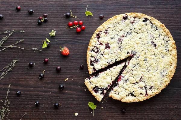 Homemade shortbread berry pie with a slice cut off on wooden table texture. Summer receipts — Stock Photo, Image