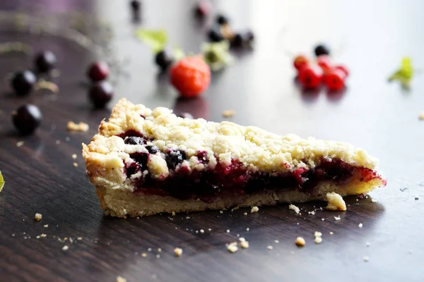 Homemade shortbread slice of berry pie on wooden table. Summer receipts — Stock Photo, Image