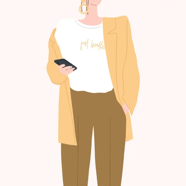 Elegante mujer con teléfono móvil en chaqueta amarilla, pantalones y camiseta blanca con frase manuscrita. Ilustración vectorial — Vector de stock