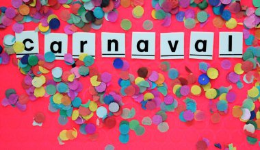 Renkli konfeti ile şenlikli carnaval kavramı. Pembe ya da kırmızı renkli arka plan ve kopya alanı