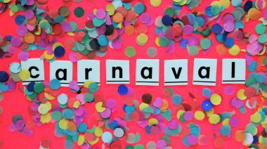 Renkli konfeti ile şenlikli carnaval kavramı. Pembe ya da kırmızı renkli arka plan ve kopya alanı