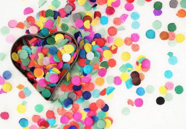 Festival carnaval kavramı renkli konfeti ve kalp şeklinde. Parti arka plan ve metin alanı