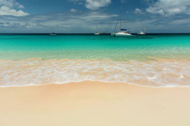 Güneşli tropikal Karayipler ada, Barbados mavi su ve yatlar