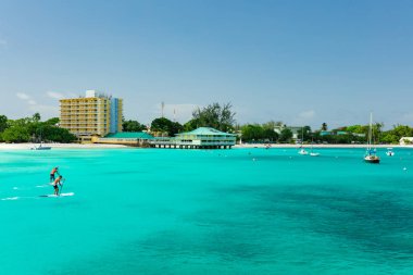 Ayağa kalkıp paddleboard biniciler: Barbados, Caribbean tropikal plaj