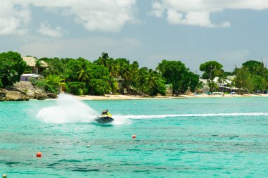 Barbados, Caribbean tropikal bozulmamış plajda jet ski binici