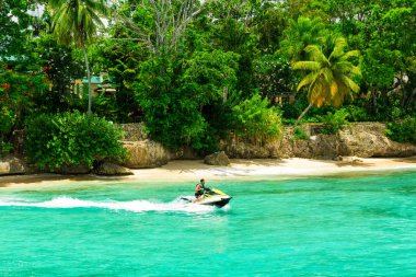 Barbados, Caribbean tropikal bozulmamış plajda jet ski binici