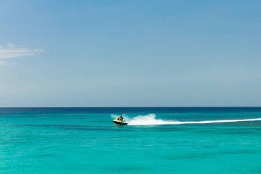 Barbados, Caribbean tropikal bozulmamış plajda jet ski binici