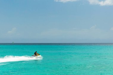 Barbados, Caribbean tropikal bozulmamış plajda jet ski binici