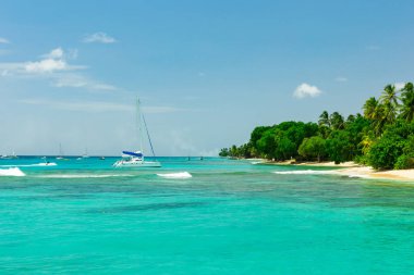 Güneşli tropikal Karayipler ada, Barbados mavi su ve yatlar