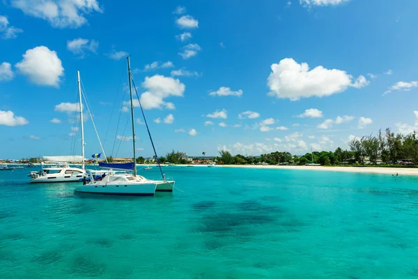 Ηλιόλουστο Τροπικό Καραϊβικής Νησί Των Μπαρμπάντος Γαλάζια Νερά Και Σκάφη — Φωτογραφία Αρχείου