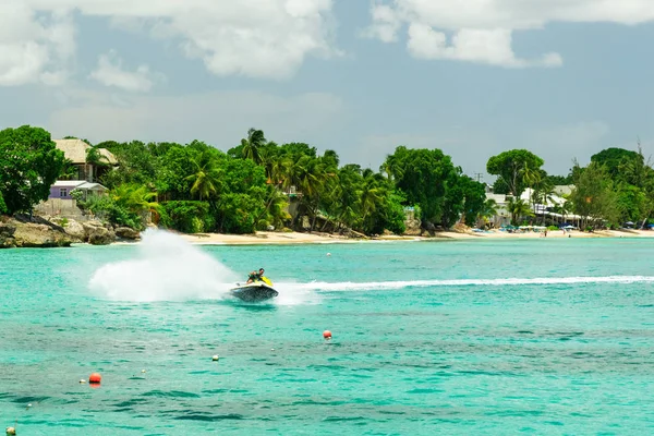 Barbados, Caribbean tropikal bozulmamış plajda jet ski binici