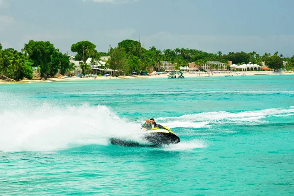 Barbados, Caribbean tropikal bozulmamış plajda jet ski binici