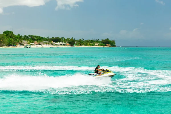 Barbados, Caribbean tropikal bozulmamış plajda jet ski binici