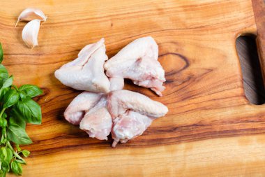 doğrama kurulu otlar üzerinde çiğ tavuk kanadı