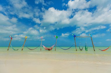 Suyun üzerindeki bir hamakta dinlenirken, Isla Holbox, Meksika