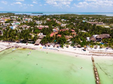 Güneşli Isla Holbox'un havadan görünümü, Quintana Roo, Meksika