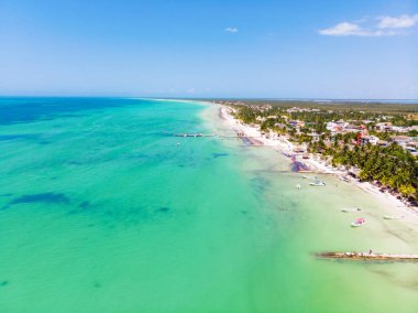 Güneşli Isla Holbox'un havadan görünümü, Quintana Roo, Meksika