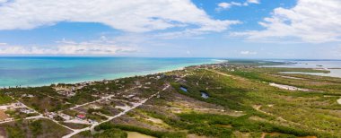 Isla Holbox adasının panoramik havadan görünümü, Meksika, Quintana Roo