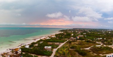 Isla Holbox üzerinde gün batımı ve fırtına, Quintana Roo, Meksika