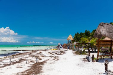 Isla Holbox'ta güneşli plaj, Quintana Roo, Meksika