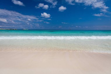 Cancun, Meksika'da bozulmamış beyaz kumlu plaj ve turkuaz renkli deniz