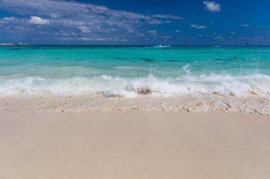 Cancun, Meksika'da bozulmamış beyaz kumlu plaj ve turkuaz renkli deniz