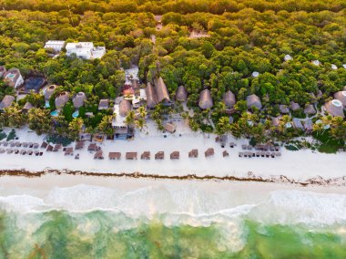 Gün batımında Tulum plajının havadan görünümü, Quintana Roo, Meksika