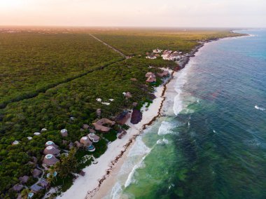 Gün batımında Tulum plajının havadan görünümü, Quintana Roo, Meksika