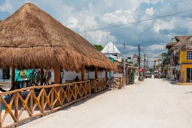 Isla Holbox, Meksika - 27 Nisan 2018: Isla Holbox deniz kaplumbağaları ve balina köpekbalıkları gibi deniz yaşamı açısından zengin bir araç-free adası.