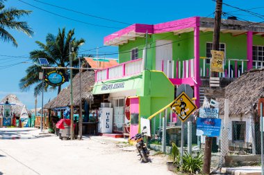 Isla Holbox, Meksika - 28 Nisan 2018: Isla Holbox deniz kaplumbağaları ve balina köpekbalıkları gibi deniz yaşamı açısından zengin bir araç-free adası.