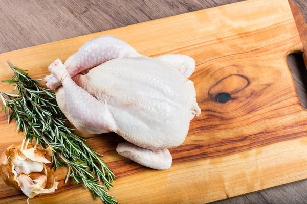 Tam çiğ tavuk ve şifalı otlar.