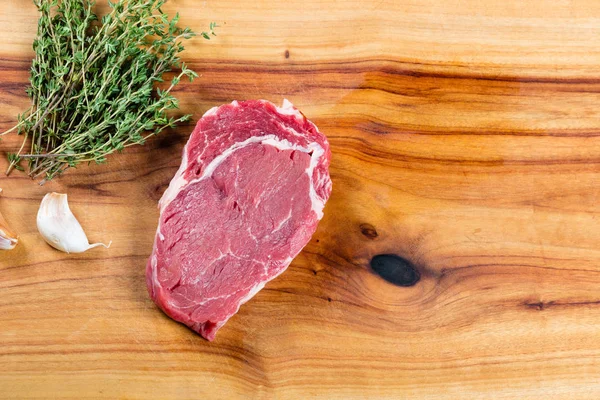 用香草在切板上的生牛肉苏格兰圆角牛排 — 图库照片