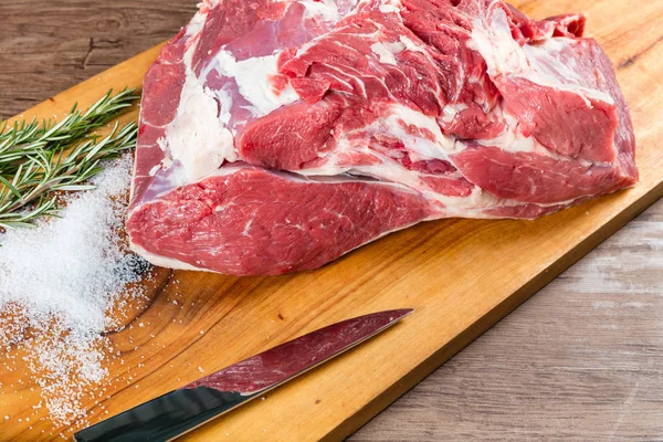 Otlar ile doğrama tahtası çiğ bütün sığır eti kıç