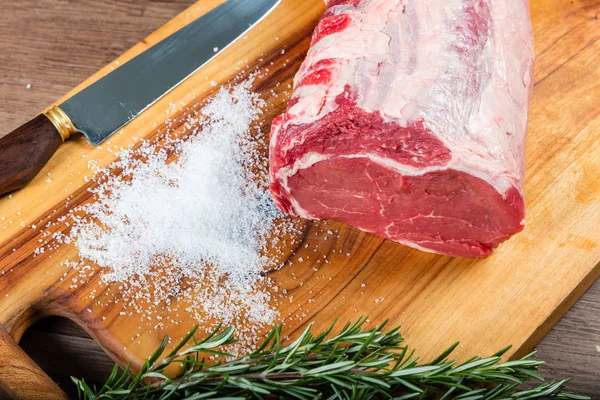 Otlar ile doğrama tahtası çiğ bütün sığır scotch fileto