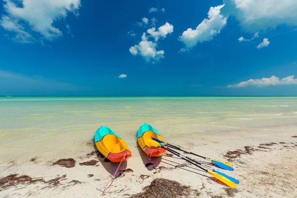 独木舟在墨西哥原始阳光明媚的热带海滩上 — 图库照片