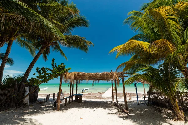 墨西哥金塔纳罗奥州霍尔博纳岛的热带海滩设置 — 图库照片