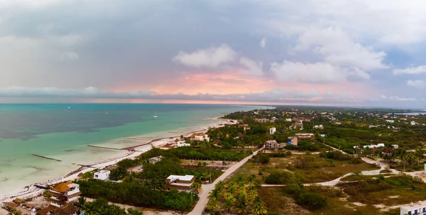Isla Holbox üzerinde gün batımı ve fırtına, Quintana Roo, Meksika
