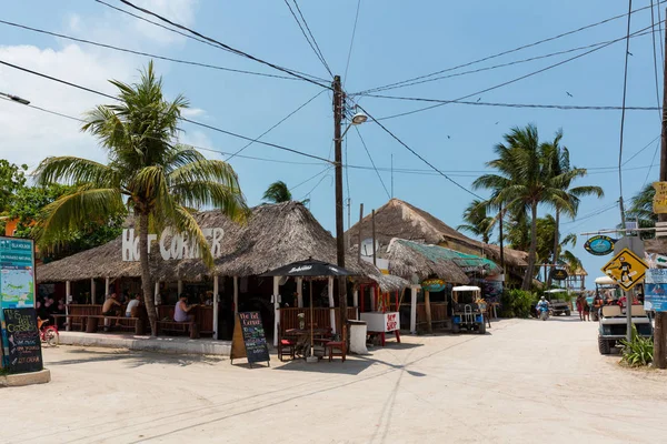 Isla Holbox, Meksika - 27 Nisan 2018: Isla Holbox deniz kaplumbağaları ve balina köpekbalıkları gibi deniz yaşamı açısından zengin bir araç-free adası.