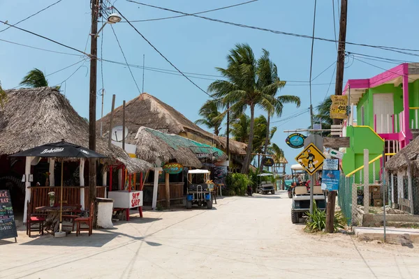 Isla Holbox, Meksika - 27 Nisan 2018: Isla Holbox deniz kaplumbağaları ve balina köpekbalıkları gibi deniz yaşamı açısından zengin bir araç-free adası.