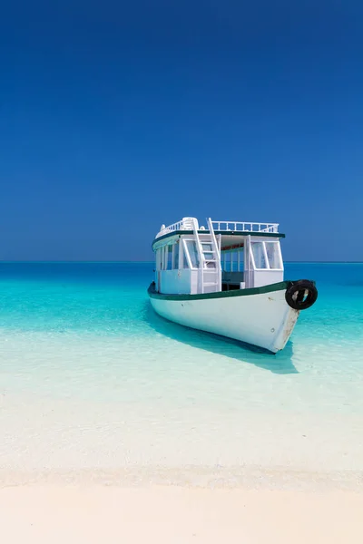 Tradycyjny Malediwskim Łodzi Dziewiczej Białej Piaszczystej Plaży Słoneczny Dzień — Zdjęcie stockowe