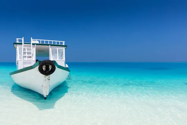 Barco Tradicional Maldivo Playa Prístina Arena Blanca Día Soleado — Foto de Stock