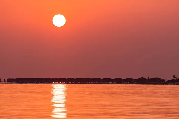 モルディブのホリデーヴィラの黄金の夕日 — ストック写真