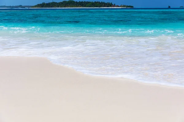 Weißer Sandstrand Und Blaues Schäumendes Meer Auf Den Malediven — Stockfoto