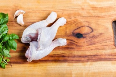 Otlar ile doğrama tahtası üzerinde Çiğ tavuk baget